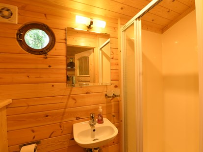 Luxury camping - Heizung - Bavaria - Bad im Zirkuswagen - Waldcamping Brombach Zirkuswagen am Waldcamping Brombach