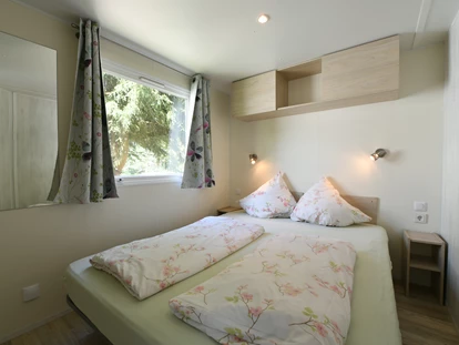 Luxuscamping - getrennte Schlafbereiche - Schlafzimmer 1 im Mobilheim - Waldcamping Brombach Mobilheim am Waldcamping Brombach