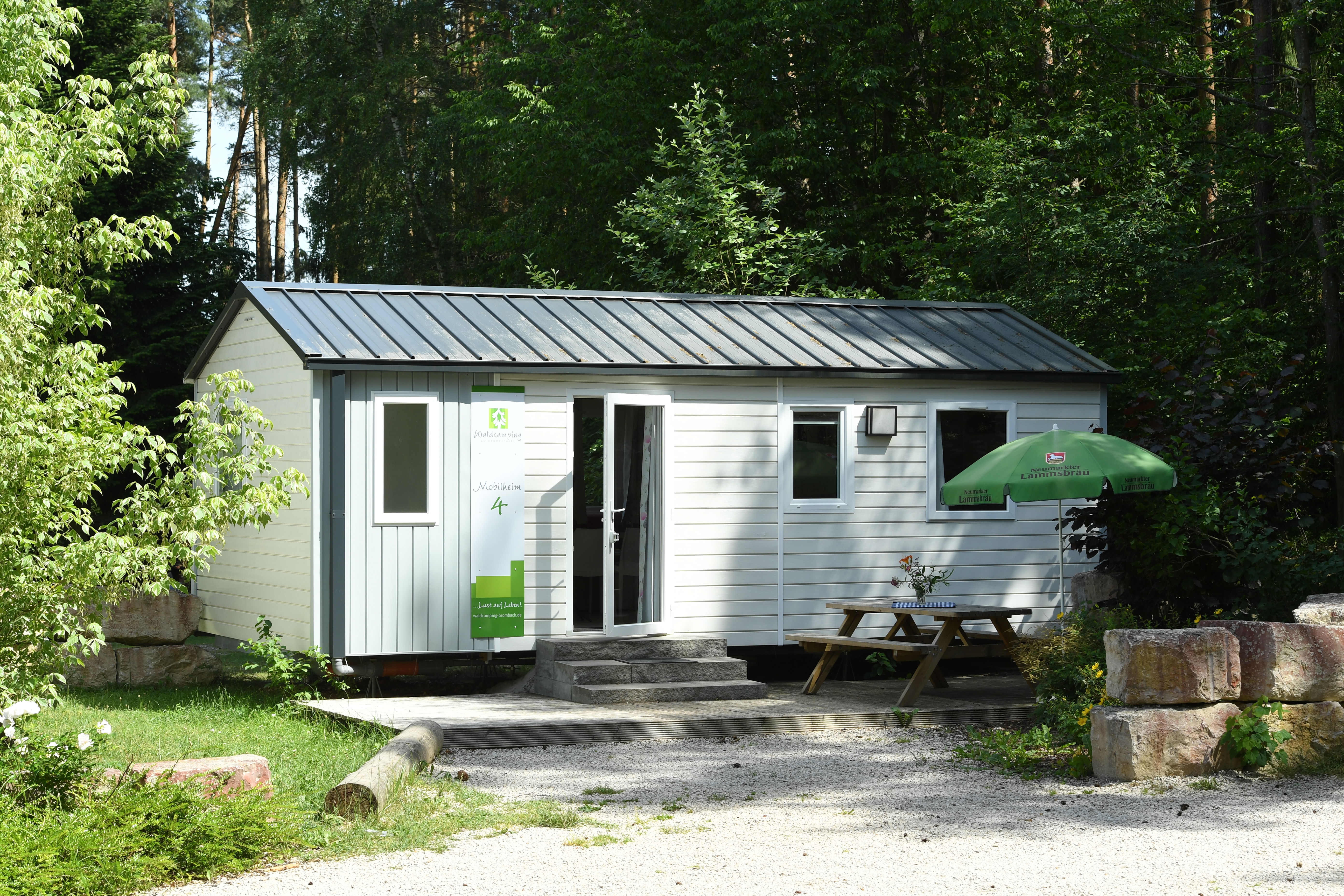 Luxuscamping: Außenansicht Mobilheim - Waldcamping Brombach: Mobilheim am Waldcamping Brombach