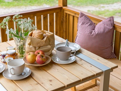 Luxury camping - Gartenmöbel - Südtirol - Bozen - Überdachter Tisch  - Camping Residence Chalet CORONES Schlaffässer auf Camping Residence Chalet CORONES