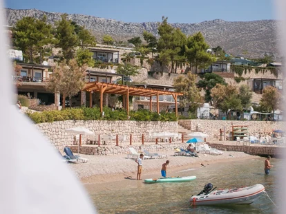 Luxuscamping - Umgebungsschwerpunkt: Strand - Dalmatien - Lavanda Camping - Strand mit Restaurant und Mobilheimen - Lavanda Camping****