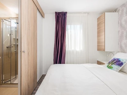 Luxuscamping - Parkplatz bei Unterkunft - Kroatien - Bedroom with bathroom - Lavanda Camping**** Premium Mobile Home with sea view