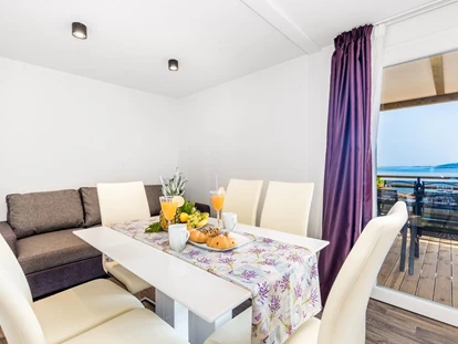 Luxury camping - Parkplatz bei Unterkunft - Croatia - living room - Lavanda Camping**** Premium Mobile Home with sea view