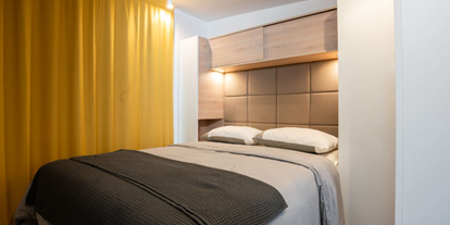 Luxuscamping - Sonnenliegen - Dalmatien - Main bedroom with bathroom - Lavanda Camping**** Luxury Mobile Home mit swimmingpool