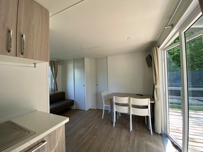 Luxury camping - Lago di Como - Küche mit Essbereich im Mobilheim auf Camping Montorfano  - Camping Montorfano Mobile homes