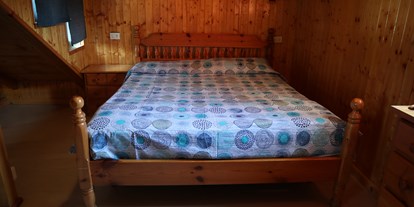 Luxuscamping - Art der Unterkunft: Bungalow - Lombardei - Doppelbett im Bungalow auf Camping Montorfano  - Camping Montorfano Bungalows