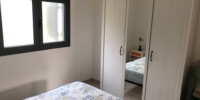 Luxuscamping - Lombardei - Schlafzimmer im Bungalow auf Camping Montorfano  - Camping Montorfano Bungalows
