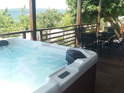 Luxuscamping - Kochmöglichkeit - Kroatien - Prestige Mobile Home mit Whirlpool - Lavanda Camping**** Prestige Mobile Home mit Whirlpool