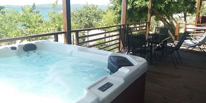 Luxuscamping - Sonnenliegen - Split - Dubrovnik - Prestige Mobile Home mit Whirlpool - Lavanda Camping**** Prestige Mobile Home mit Whirlpool