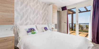 Luxuscamping - Dalmatien - Main bedroom with bathroom - Lavanda Camping**** Prestige Mobile Home mit Whirlpool