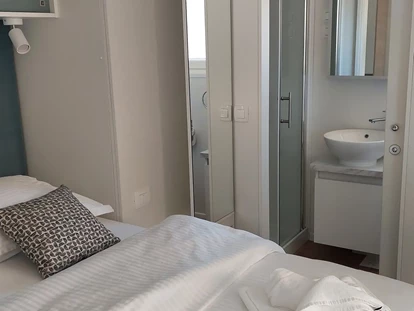 Luxuscamping - Kochmöglichkeit - Kroatien - Bedroom with bathroom - Lavanda Camping**** Premium Tris Mobile Home