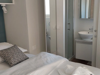 Luxuscamping - Preisniveau: günstig - Split - Süd - Bedroom with bathroom - Lavanda Camping**** Premium Tris Mobile Home