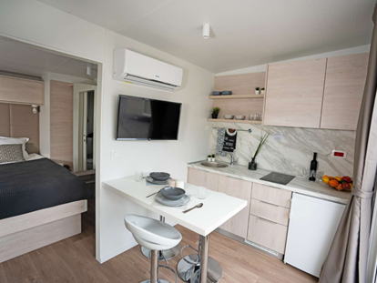 Luxuscamping - Kochmöglichkeit - Dalmatien - Kitchen & living room - Lavanda Camping**** Premium Tris Mobile Home