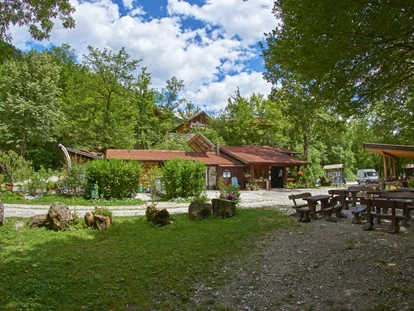 Luxury camping - gut erreichbar mit: Auto - Julische Alpen - Kamp Koren Rezeption - Kamp Koren Kobarid