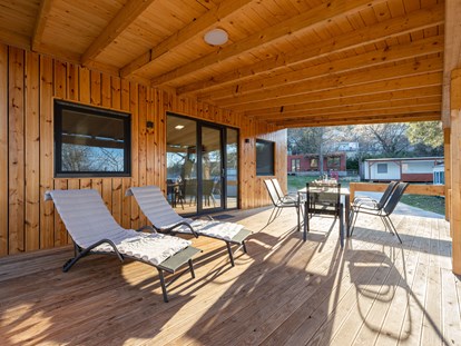 Luxury camping - Klimaanlage - Zadar - Šibenik - Large terrace with dining area - Camp Karin Mobile houses Magoro