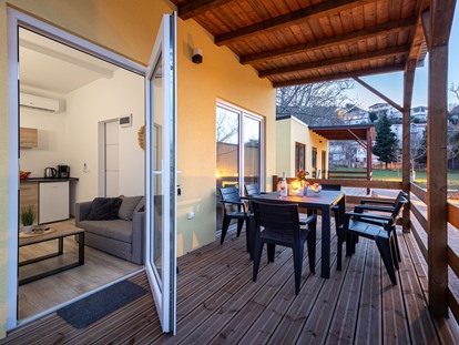 Luxuscamping - Kühlschrank - Dalmatien - Camp Karin Mobile houses Sunny Resort - 2-Bett-Bungalow mit Meerblick