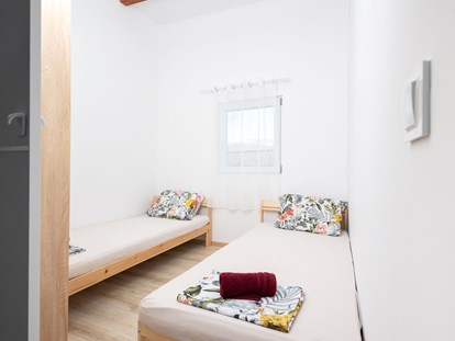 Luxury camping - Preisniveau: gehoben - Camp Karin Mobile houses Sunny Resort - 3-Bett-Bungalow mit Parkblick