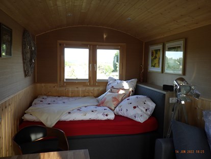Luxury camping - Innenleben Rote Lotte  - Auszeithof Niederfrohna Schäferwagen Blauer Heinrich und Rote Lotte