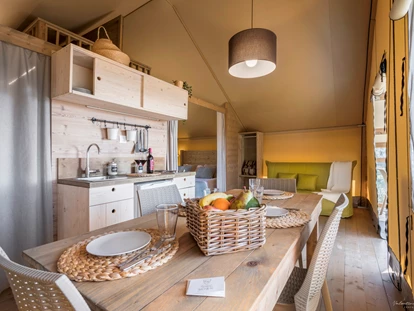 Luxury camping - Livorno - cucina soggiorno Lodge safari - Podere Cortesi - Agriturismo e Glamping