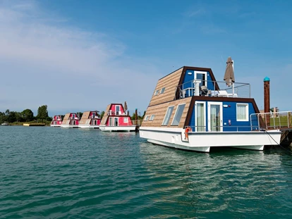 Luxury camping - Kühlschrank - Venedig - Houseboat River vom Wasser aus - Marina Azzurra Resort Houseboat River