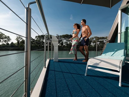 Luxury camping - Kühlschrank - Venedig - Houseboat River Terrasse - Marina Azzurra Resort Houseboat River