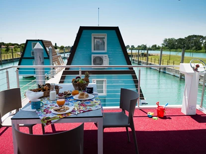 Luxury camping - Kühlschrank - Venedig - Houseboat Lagoon Terrasse - Marina Azzurra Resort Houseboat Lagoon