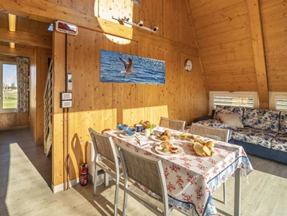Luxury camping - Kühlschrank - Venedig - Bungalow Chalet Wohnraum - Marina Azzurra Resort Bungalow Chalet