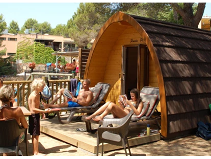 Luxuscamping - Camping Cala Llevado Waldhütten auf Camping Cala Llevado