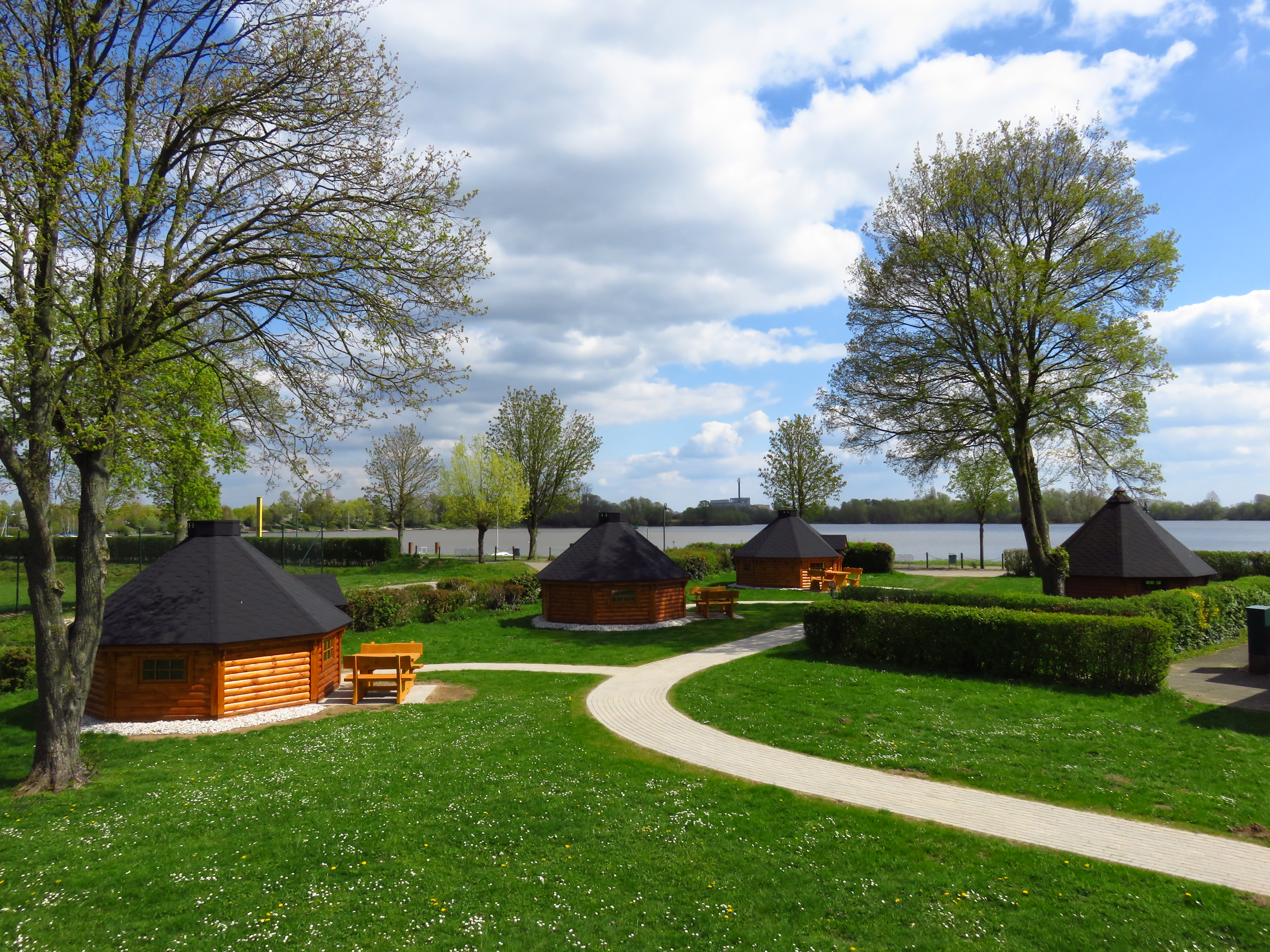 Luxuscamping: direkte Seelage - unsere Kotas im Wikingerdorf - Freizeitpark Wisseler See: Trekkinghütte Cottage