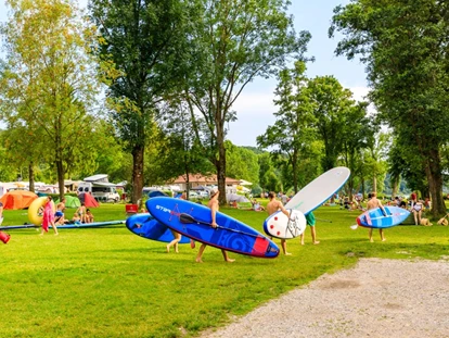Luxury camping - getrennte Schlafbereiche - Oberbayern - Blick auf die Badewiese am Campingplatz Pilsensee - Pilsensee in Bayern Mobilheime direkt am Pilsensee in Bayern