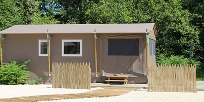 Luxuscamping - getrennte Schlafbereiche - Loir et Cher - Safari Lodge von außen - Domaine des Alicourts Safari Lodge für 4 Personen auf Domaine des Alicourts