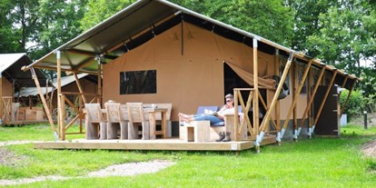 Luxuscamping - Sonnenliegen - Loiret - Safari Lux Tent von außen - Domaine des Alicourts Safari Lux Tent für 5 Personen auf Domaine des Alicourts