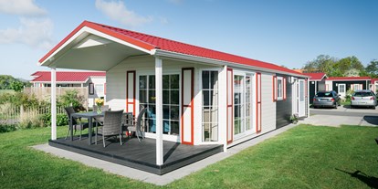 Luxuscamping - Kühlschrank - Ostfriesland - Außenansicht eines Chalets - Nordsee-Camp Norddeich Chalet Park Nordsee-Camp Norddeich