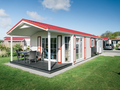 Luxuscamping - Kochmöglichkeit - Ostfriesland - Außenansicht eines Chalets - Nordsee-Camp Norddeich Chalet Park Nordsee-Camp Norddeich
