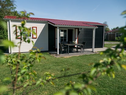 Luxuscamping - Kochmöglichkeit - Ostfriesland - Außenansicht eines Chalets - Nordsee-Camp Norddeich Chalet Park Nordsee-Camp Norddeich