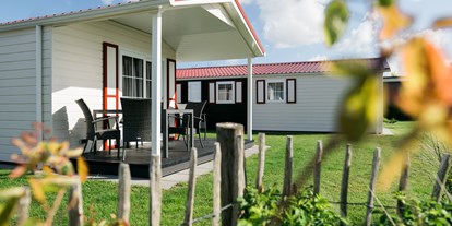 Luxuscamping - Terrasse - Ostfriesland - Außenansicht Chalets - Nordsee-Camp Norddeich Chalet Park Nordsee-Camp Norddeich