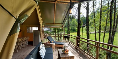 Luxuscamping - Kochmöglichkeit - PLZ 6161 (Österreich) - Terrasse Safari-Lodge-Zelt "Zebra" - Nature Resort Natterer See Safari-Lodge-Zelt "Zebra" am Nature Resort Natterer See