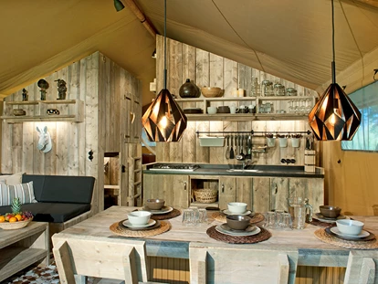 Luxury camping - Preisniveau: exklusiv - Austria - Wohn-, Koch- und Essbereich Safari-Lodge-Zelt "Zebra" - Nature Resort Natterer See Safari-Lodge-Zelt "Zebra" am Nature Resort Natterer See
