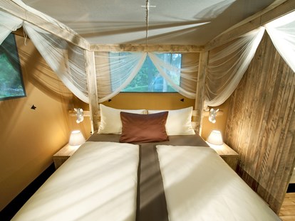 Luxury camping - Kühlschrank - Schlafzimmer Safari-Lodge-Zelt "Zebra" - Nature Resort Natterer See Safari-Lodge-Zelt "Zebra" am Nature Resort Natterer See
