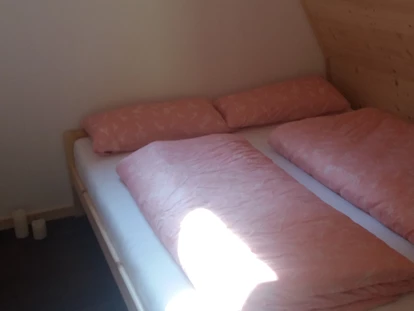 Luxury camping - Kühlschrank - Germany - Schlafen im Hol-Igloo 
Das Schlafzimmer mit einem gemütlichen Doppelbett. 160x200 cm - Vollmershof Urlaub im Holz-Igloo