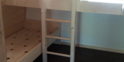 Luxuscamping - Art der Unterkunft: spezielle Unterkunft - Das Kinderzimmer mit extra eingebauten Betten. 
Auf dem Foto fehlen natürlich noch die Matratzen! :-) 
Maße 80x200cm - Vollmershof Urlaub im Holz-Igloo