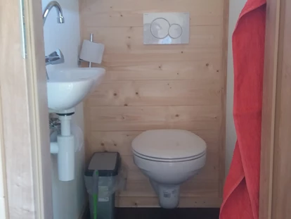 Luxury camping - getrennte Schlafbereiche - Und natürlich darf ein WC nicht fehlen! 
Auch hier zum Waschen nur mit Kaltwasser. - Vollmershof Urlaub im Holz-Igloo