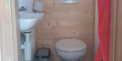 Luxuscamping - Gartenmöbel - Baden-Württemberg - Und natürlich darf ein WC nicht fehlen! 
Auch hier zum Waschen nur mit Kaltwasser. - Vollmershof Urlaub im Holz-Igloo