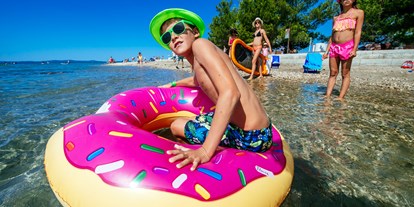 Luxuscamping - Sonnenliegen - Dalmatien - Der Strand - Zaton Holiday Resort Glamping Zelte auf Zaton Holiday Resort