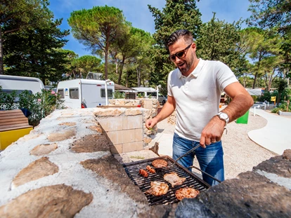 Luxuscamping - Kochmöglichkeit - Kroatien - Picknickzone mit Grillplatz - Zaton Holiday Resort Glamping Zelte auf Zaton Holiday Resort