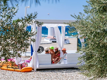 Luxuscamping - Parkplatz bei Unterkunft - Kroatien - Der Strand - Zaton Holiday Resort Glamping Zelte auf Zaton Holiday Resort