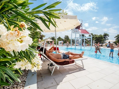 Luxuscamping - Parkplatz bei Unterkunft - Kroatien - Poolanlage - Zaton Holiday Resort Glamping Zelte auf Zaton Holiday Resort