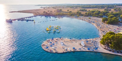 Luxuscamping - Kochmöglichkeit - Zadar - Šibenik - Der Strand (Aerial) - Zaton Holiday Resort Glamping Zelte auf Zaton Holiday Resort