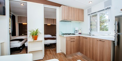 Luxuscamping - Adria - Kochnische/Wohnzimmer - Zaton Holiday Resort Mobilheime auf Zaton Holiday Resort