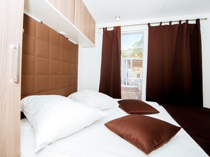 Luxuscamping - Gartenmöbel - Dalmatien - Schlafzimmer - Zaton Holiday Resort Mobilheime auf Zaton Holiday Resort